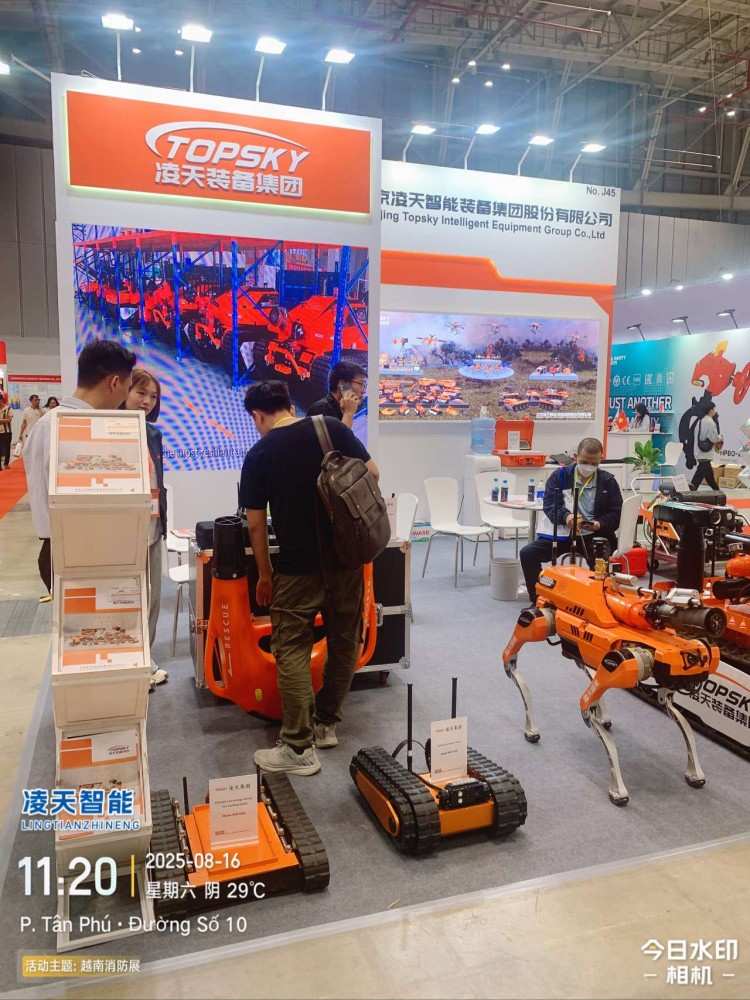 1762142357525584.jpg 机器人 水上飞翼 机器狗展会.jpg